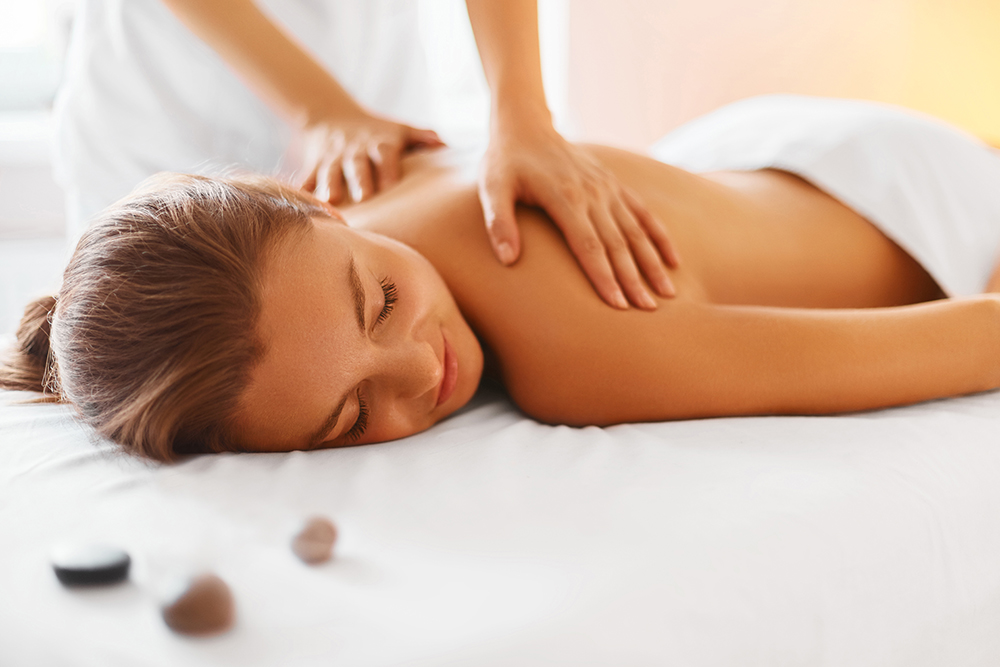 Mujer disfrutando de un masaje corporal